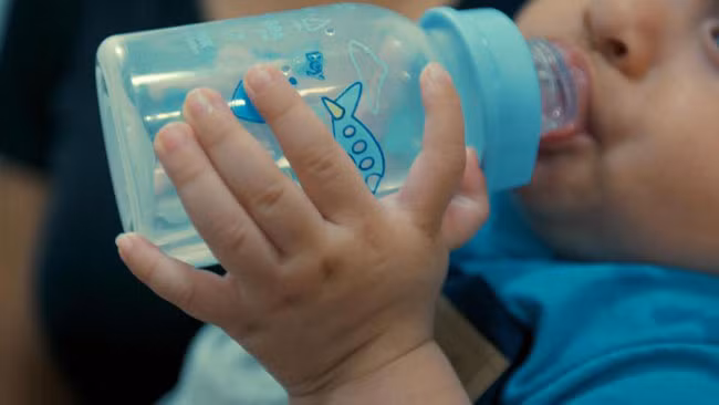 Bé trai Vinicius mới chào đời cũng có bàn tay 6 ngón.