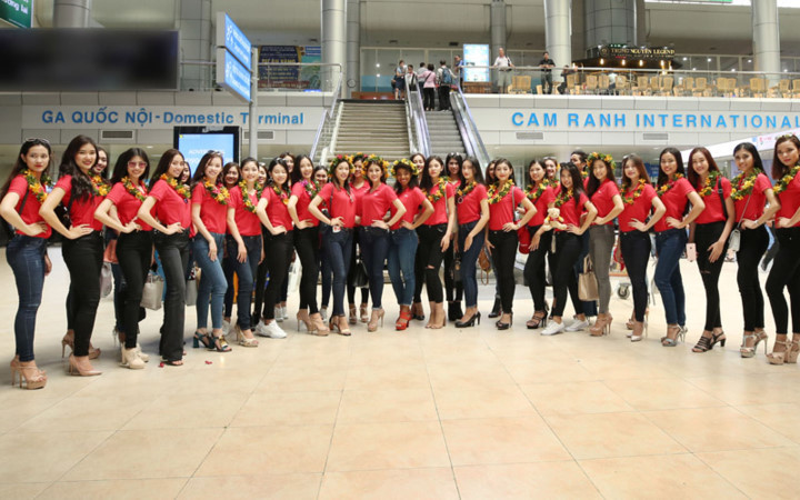 Sự xuất hiện của các cô gái tại sân bay Cam Ranh thu hút nhiều sự chú ý bởi vẻ đẹp trẻ trung, rạng rỡ. Sự xuất hiện của các cô gái tại sân bay Cam Ranh thu hút nhiều sự chú ý bởi vẻ đẹp trẻ trung, rạng rỡ.