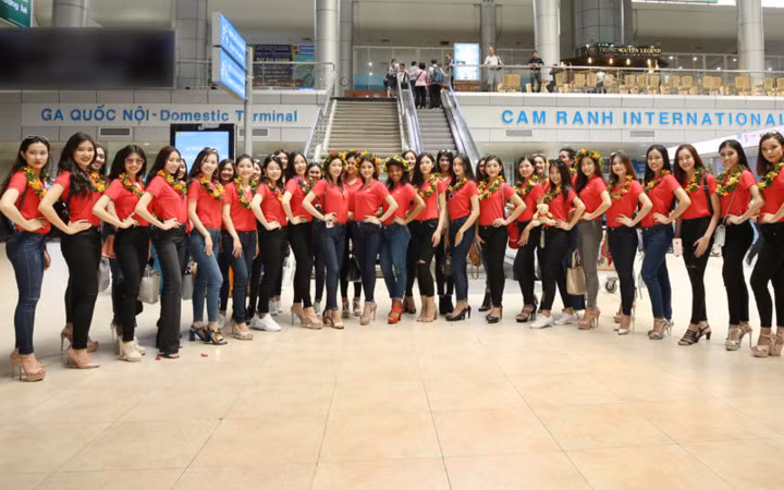  Sự xuất hiện của các cô gái tại sân bay Cam Ranh thu hút nhiều sự chú ý bởi vẻ đẹp trẻ trung, rạng rỡ.