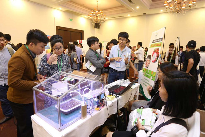 Người trẻ giới thiệu các mô hình khởi nghiệp ứng dụng công nghệ.