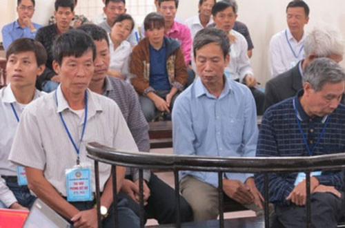 Nhóm cán bộ thôn tại phiên tòa phúc thẩm.