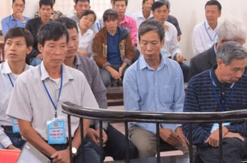 Nhóm cán bộ thôn tại phiên tòa phúc thẩm.