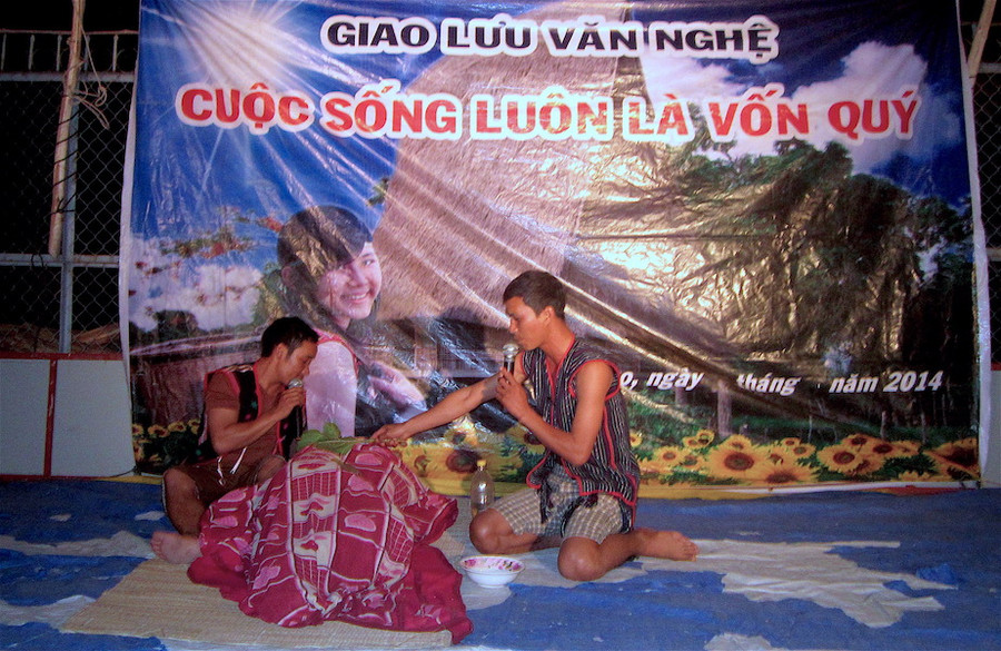 Sân khấu hóa về nạn tự tử là một hình thức tuyên truyền khá gần gũi và dễ hiểu với người dân. Ảnh: Mộc Trà