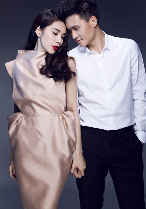 Cả hai luôn nắm chặt tay nhau.