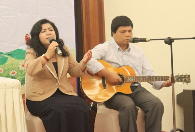 Hướng Dương trong chương trình văn nghệ.