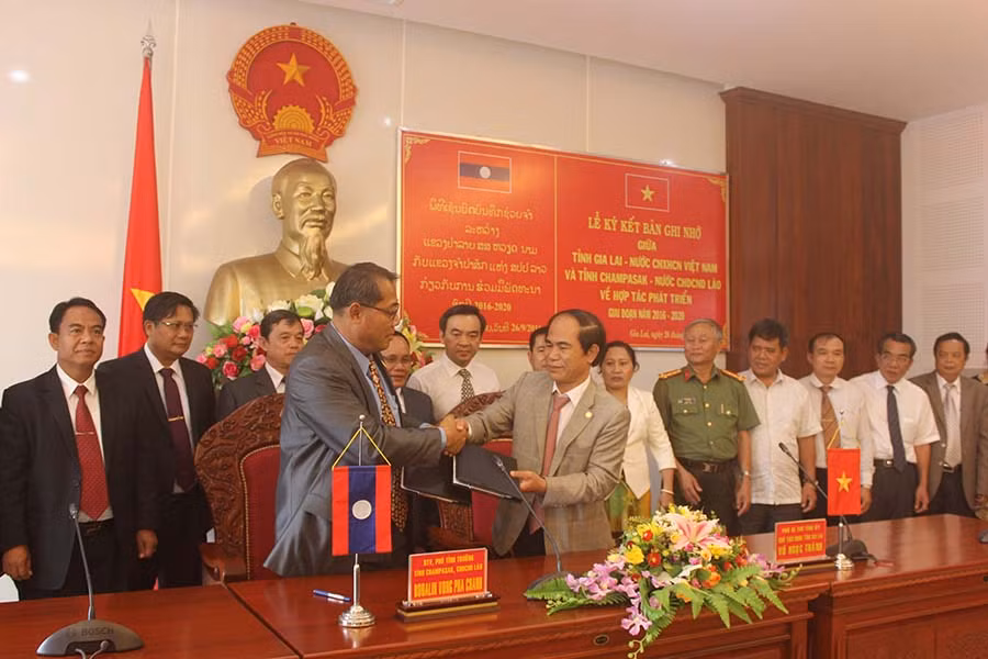  Chủ tịch UBND tỉnh Gia Lai và Phó Tỉnh trưởng tỉnh Champasak ký kết Biên bản ghi nhớ các chương trình hợp tác. Ảnh: Thanh Nhật