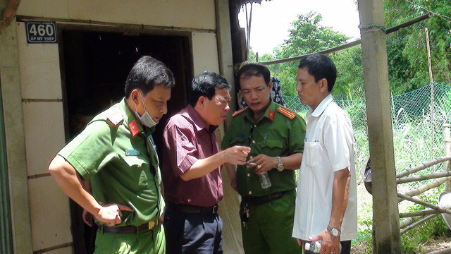 Đại tá Phan Thanh Quân, Phó Giám đốc Công an tỉnh Trà Vinh trực tiếp chỉ đạo khám nghiệm hiện trường