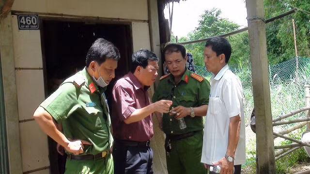 Đại tá Phan Thanh Quân, Phó Giám đốc Công an tỉnh Trà Vinh trực tiếp chỉ đạo khám nghiệm hiện trường