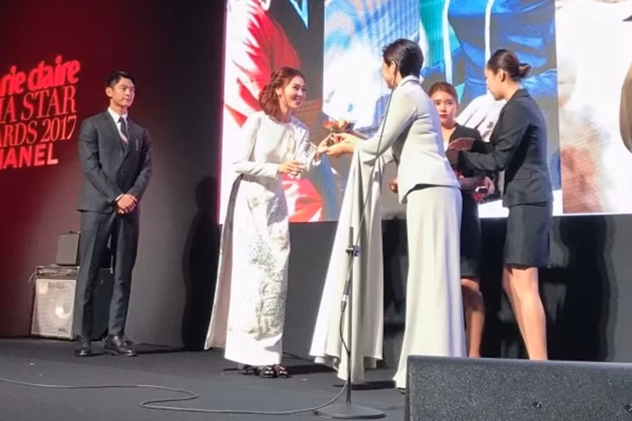 Ninh Dương Lan Ngọc nhận giải thưởng tại LHP Busan.