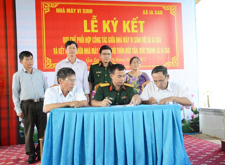 Nhà máy vi sinh và địa phương ký quy chế phối hợp. Ảnh: V.H  Nhà máy vi sinh và địa phương ký quy chế phối hợp. Ảnh: V.H