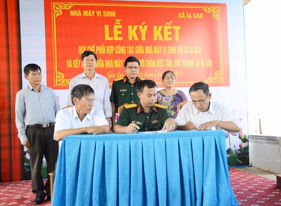  Nhà máy vi sinh và địa phương ký quy chế phối hợp. Ảnh: V.H