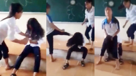 Hình ảnh nữ sinh lớp 7 bị nhóm bạn đánh trên bục giảng.