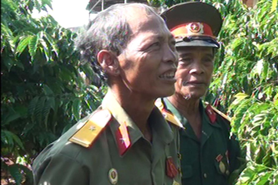 Ông Rơ Mah Jôn bên vườn cà phê của mình. Ảnh: Vũ Cúc Ông Rơ Mah Jôn bên vườn cà phê của mình. Ảnh: Vũ Cúc