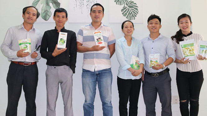 Đội ngũ nhân viên của NongLamFood với sản phẩm vỏ bưởi sấy, chanh dây sấy khô. Đội ngũ nhân viên của NongLamFood với sản phẩm vỏ bưởi sấy, chanh dây sấy khô.