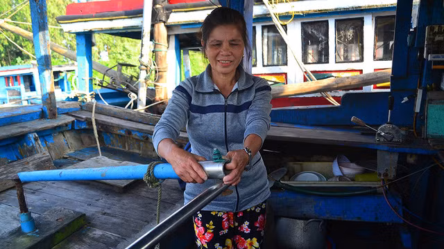 Bà Mai chuẩn bị cho chuyến ra khơi. Bà Mai chuẩn bị cho chuyến ra khơi.