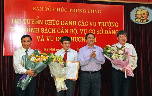 Trưởng Ban Tổ chức trung ương Phạm Minh Chính trao quyết định bổ nhiệm 3 người trúng tuyển. Trưởng Ban Tổ chức trung ương Phạm Minh Chính trao quyết định bổ nhiệm 3 người trúng tuyển.