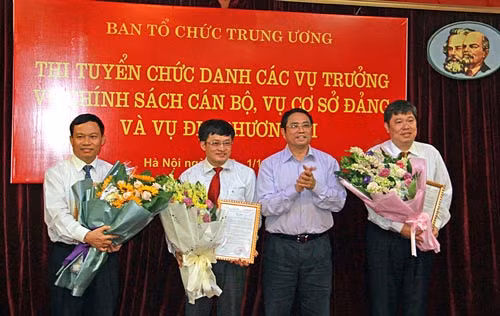 Trưởng Ban Tổ chức trung ương Phạm Minh Chính trao quyết định bổ nhiệm 3 người trúng tuyển.