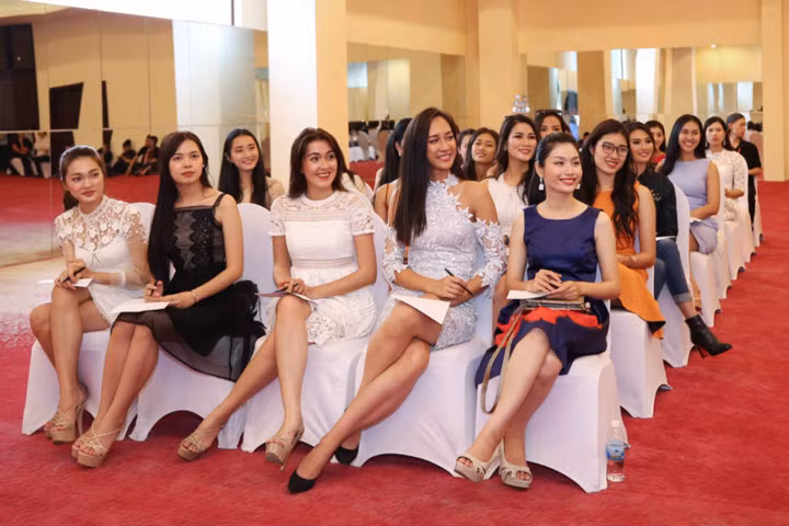 Ngoài ra, các thí sinh còn được đào tạo kỹ năng xử lý khủng hoảng truyền thông – một kỹ năng vô cùng cần thiết đối với tân Hoa hậu trong tương lai, giúp thí sinh có thêm sự tự tin, bản lĩnh để đối mặt với những áp lực khi sở hữu chiếc vương miện cao quý.