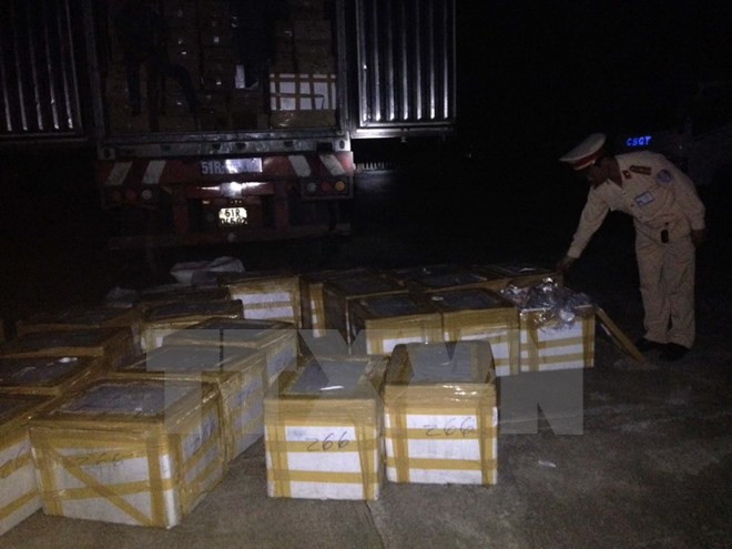 Lực lượng chức năng kiểm đếm số thực phẩm bẩn. Lực lượng chức năng kiểm đếm số thực phẩm bẩn.