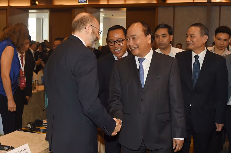 Thủ tướng chào mừng các nhà đầu tư trong và ngoài nước tham dự Diễn đàn.