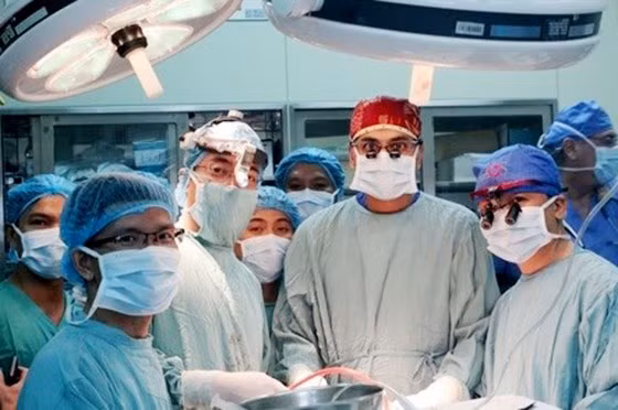 Các bác sĩ đang tiến hành phẫu thuật