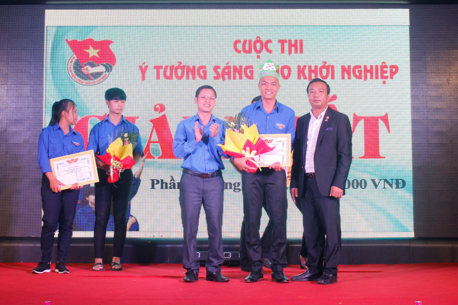 Ban tổ chức cuộc thi Ý tưởng sáng tạo khởi nghiệp trao giải nhất cho mô hình của anh Nguyễn Văn Hòa-Bí thư đoàn xã Đak Hlơ (huyện Kbang). Ảnh: P.L