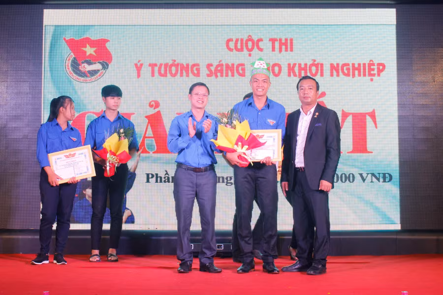 Ban tổ chức cuộc thi Ý tưởng sáng tạo khởi nghiệp trao giải nhất cho mô hình của anh Nguyễn Văn Hòa-Bí thư đoàn xã Đak Hlơ (huyện Kbang). Ảnh: P.L