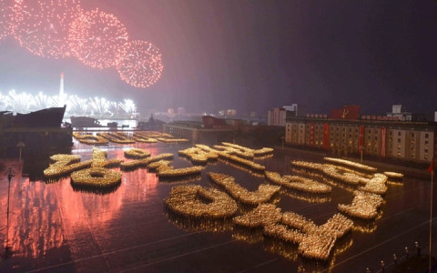 Màn pháo hoa rực rỡ và màn rước đuốc tạo hình chữ trên quảng trường Kim Nhật Thành, chào mừng 70 năm ngày thành lập Đảng Lao động Triều Tiên. Màn pháo hoa rực rỡ và màn rước đuốc tạo hình chữ trên quảng trường Kim Nhật Thành, chào mừng 70 năm ngày thành lập Đảng Lao động Triều Tiên.