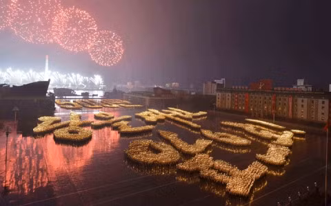 Màn pháo hoa rực rỡ và màn rước đuốc tạo hình chữ trên quảng trường Kim Nhật Thành, chào mừng 70 năm ngày thành lập Đảng Lao động Triều Tiên.