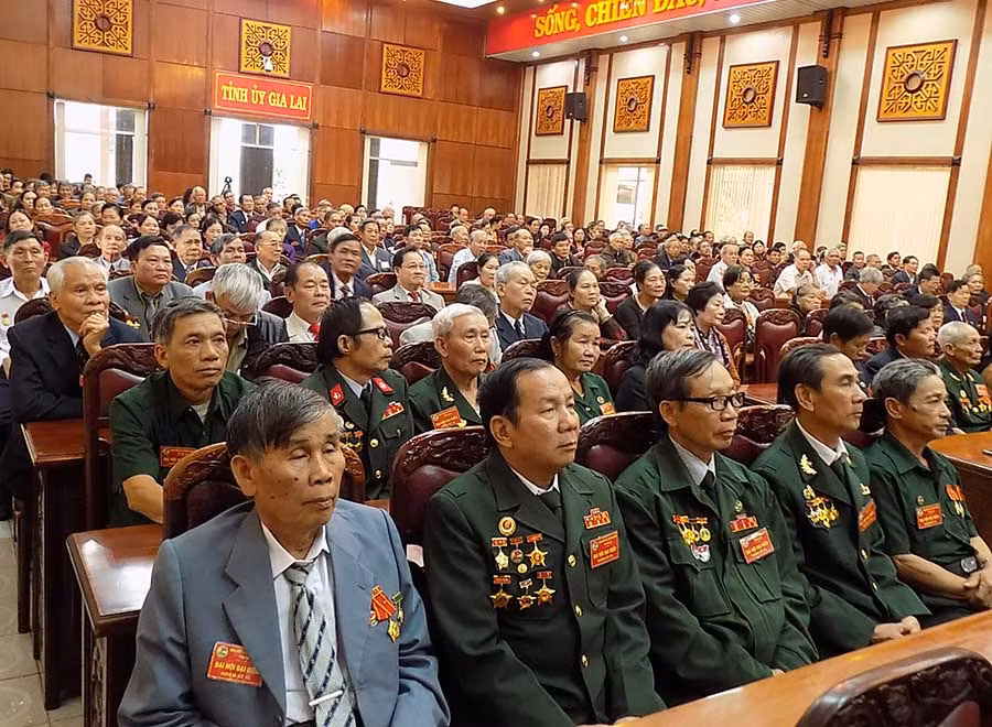  Đại biểu những người tham gia hoạt động cách mạng trong thời kỳ kháng chiến tỉnh Gia Lai. Ảnh: T.N