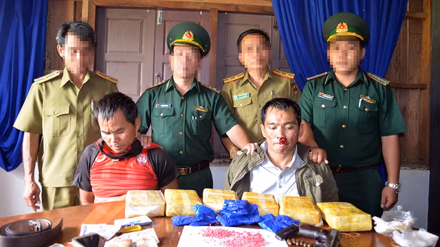 Bun Liêng (trái) và đồng bọn bị bắt giữ cùng tang vật 40.000 viên ma túy tổng hợp.