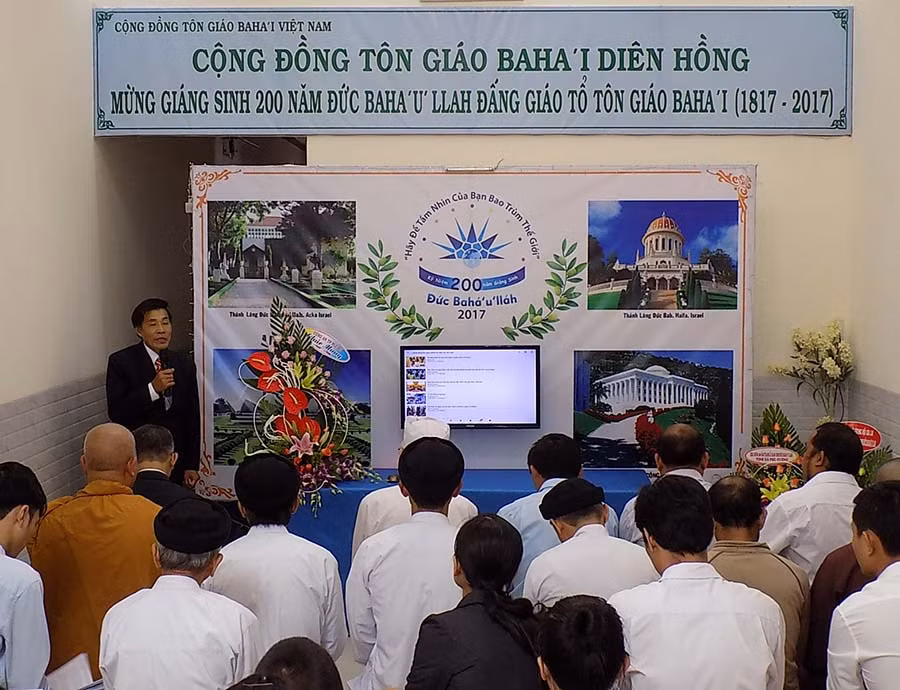 Toàn cảnh lễ kỷ niệm 200 năm giáng sinh của Đức Baha’u’llah. Ảnh: Thanh Nhật Toàn cảnh Lễ kỷ niệm 200 năm giáng sinh của Đức Baha’u’llah. Ảnh: Thanh Nhật