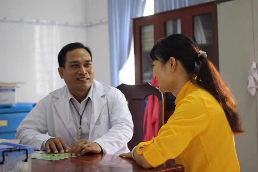 Ngoài công việc hành chính, ông Y Sĩ còn thăm khám, chữa bệnh miễn phí cho đồng bào địa phương.