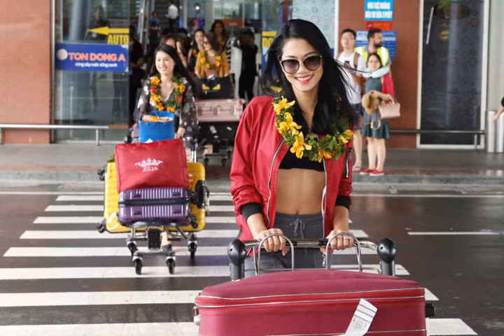 Phong cách ăn mặc ấn tượng, mỗi người một vẻ của các thí sinh Hoa hậu Hoàn vũ Việt Nam gây ấn tượng người dân và du khách.