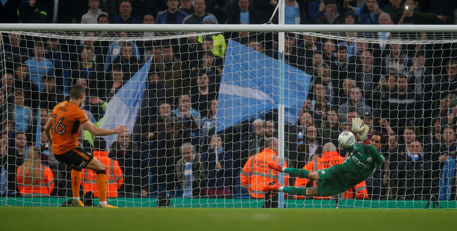 Thủ thành Bravo cản phá thành công cú sút penalty của Conor Coady. Ảnh: REUTERS  Thủ thành Bravo cản phá thành công cú sút penalty của Conor Coady. Ảnh: REUTERS