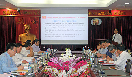 Một ứng viên tham dự kỳ thi tuyển ở Ban Tổ chức Trung ương. Một ứng viên tham dự kỳ thi tuyển ở Ban Tổ chức Trung ương.