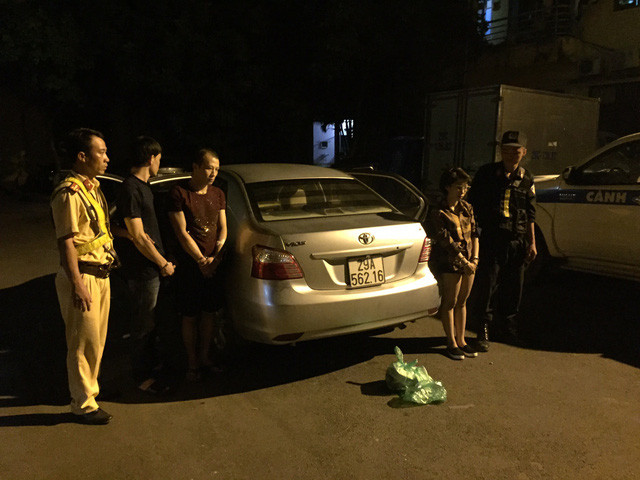 3 đối tượng và xe ô tô dùng để vận chuyển ma túy. 3 đối tượng và xe ô tô dùng để vận chuyển ma túy.