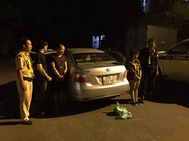 3 đối tượng và xe ô tô dùng để vận chuyển ma túy.