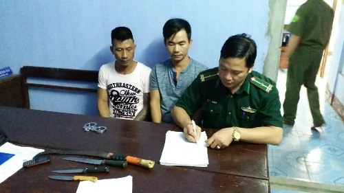 Thiện và Dũng tại đồn biên phòng cửa khẩu Thuận An. Thiện và Dũng tại đồn biên phòng cửa khẩu Thuận An.