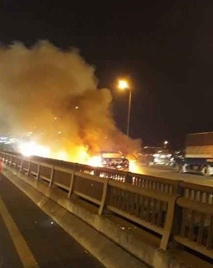 Chiếc ô tô bốc cháy dữ dội.