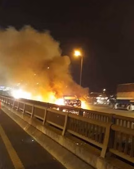 Chiếc ô tô bốc cháy dữ dội.