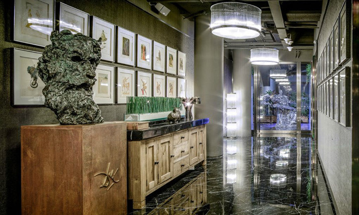  Khách sạn nằm bên trong một kim tự tháp thủy tinh lớn, nơi có khu phức hợp Parkview Green rộng hơn 185.000m2, bao gồm hai tòa tháp 9 tầng và hai tòa nhà 18 tầng nằm bên trong.