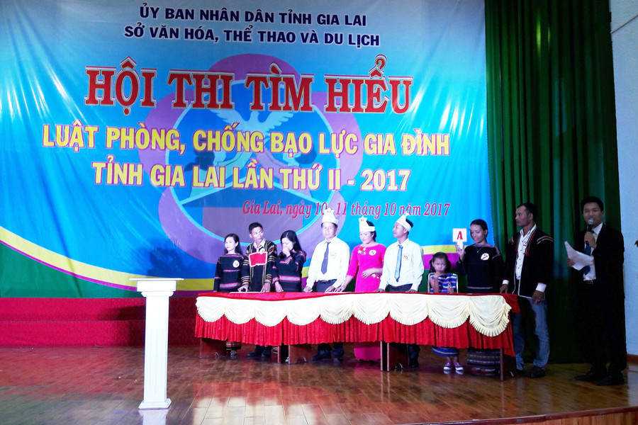 Các đội tham gia phần thi kiến thức pháp luật phòng-chống bạo lực gia đình. Ảnh: Đ.Y Các đội tham gia phần thi kiến thức pháp luật phòng-chống bạo lực gia đình. Ảnh: Đ.Y