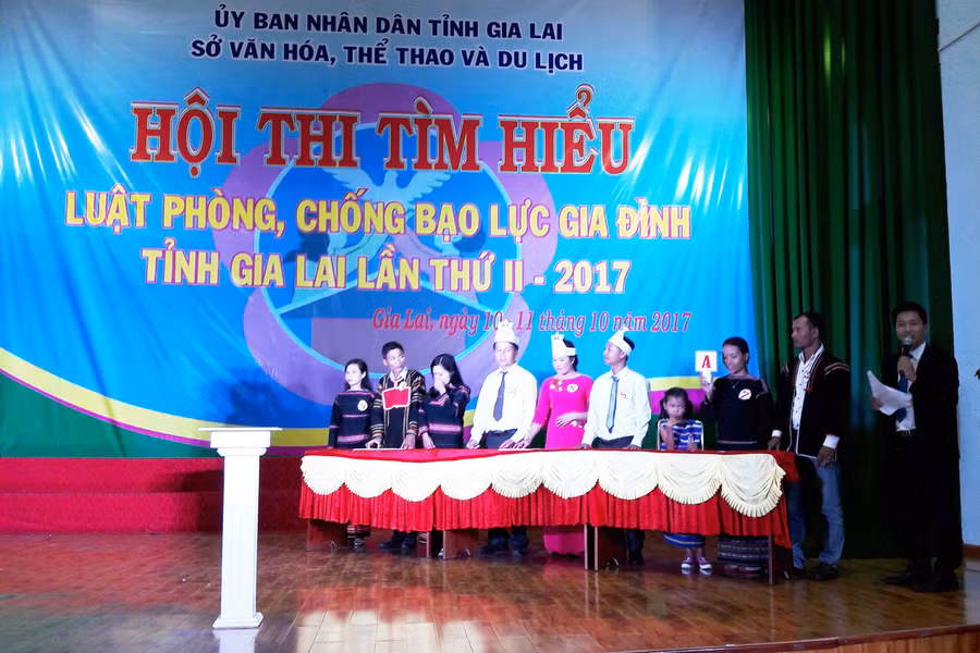 Các đội tham gia phần thi kiến thức pháp luật phòng-chống bạo lực gia đình. Ảnh: Đ.Y