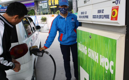 Cần có cơ chế về thuế và giá cũng như tăng cường tuyên truyền cho người tiêu dùng hiểu và sử dụng xăng sinh học E5. (Ảnh minh họa: KT) Cần có cơ chế về thuế và giá cũng như tăng cường tuyên truyền cho người tiêu dùng hiểu và sử dụng xăng sinh học E5. (Ảnh minh họa: KT)