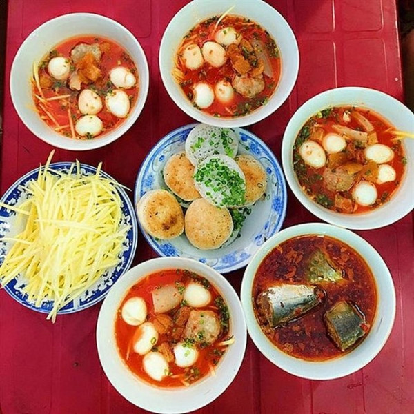 Phần bánh căn Phan Thiết hấp dẫn ở quán Lân Nguyệt. Phần bánh căn Phan Thiết hấp dẫn ở quán Lân Nguyệt.