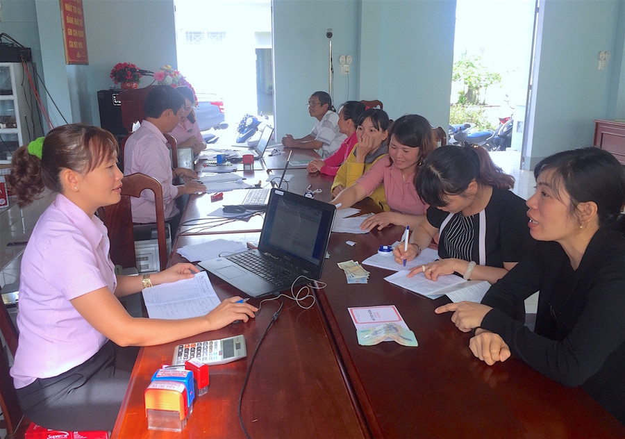 Thủ tục vay vốn hộ nghèo ngày càng đơn giản và dễ hiểu hơn. Ảnh: Hồng Thi