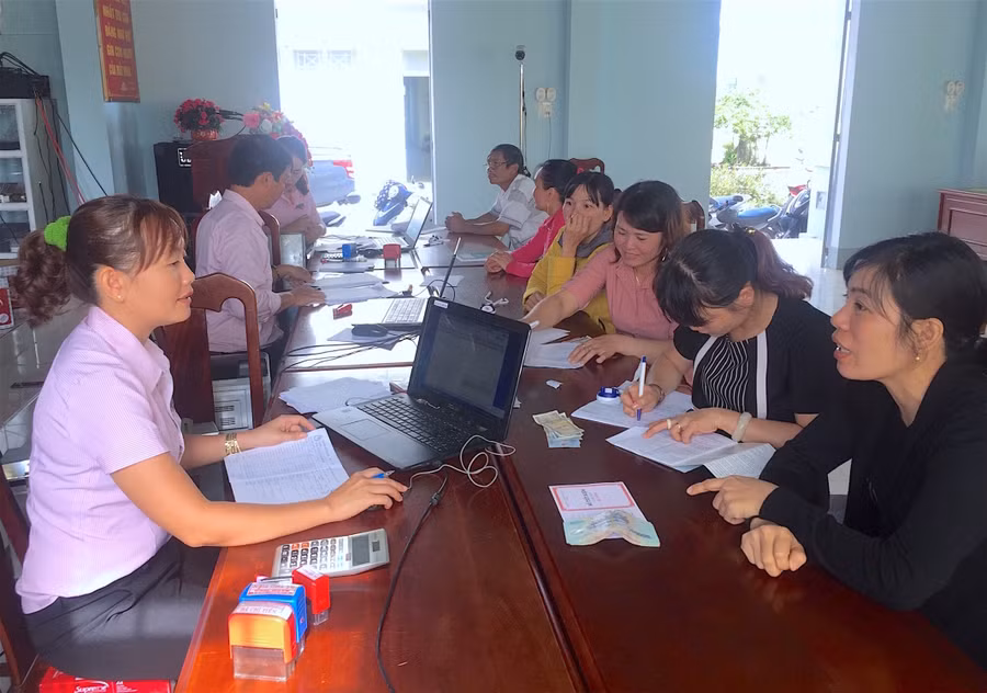 Thủ tục vay vốn hộ nghèo ngày càng đơn giản và dễ hiểu hơn. Ảnh: Hồng Thi