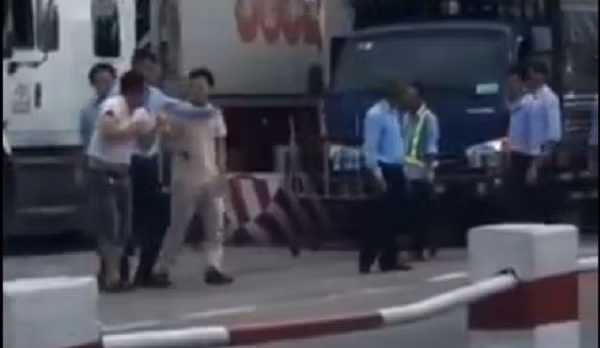 Ba nhân viên trạm thu phí số 2, quốc lộ 5 bị đình chỉ công tác vì hành hung tài xế.
