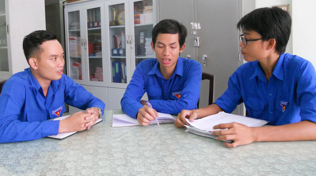 Bạn Lầu Minh Coóng (giữa) cùng bàn với các bạn Đoàn phường thiết kế hoạt động cho thanh niên. Bạn Lầu Minh Coóng (giữa) cùng bàn với các bạn Đoàn phường thiết kế hoạt động cho thanh niên.